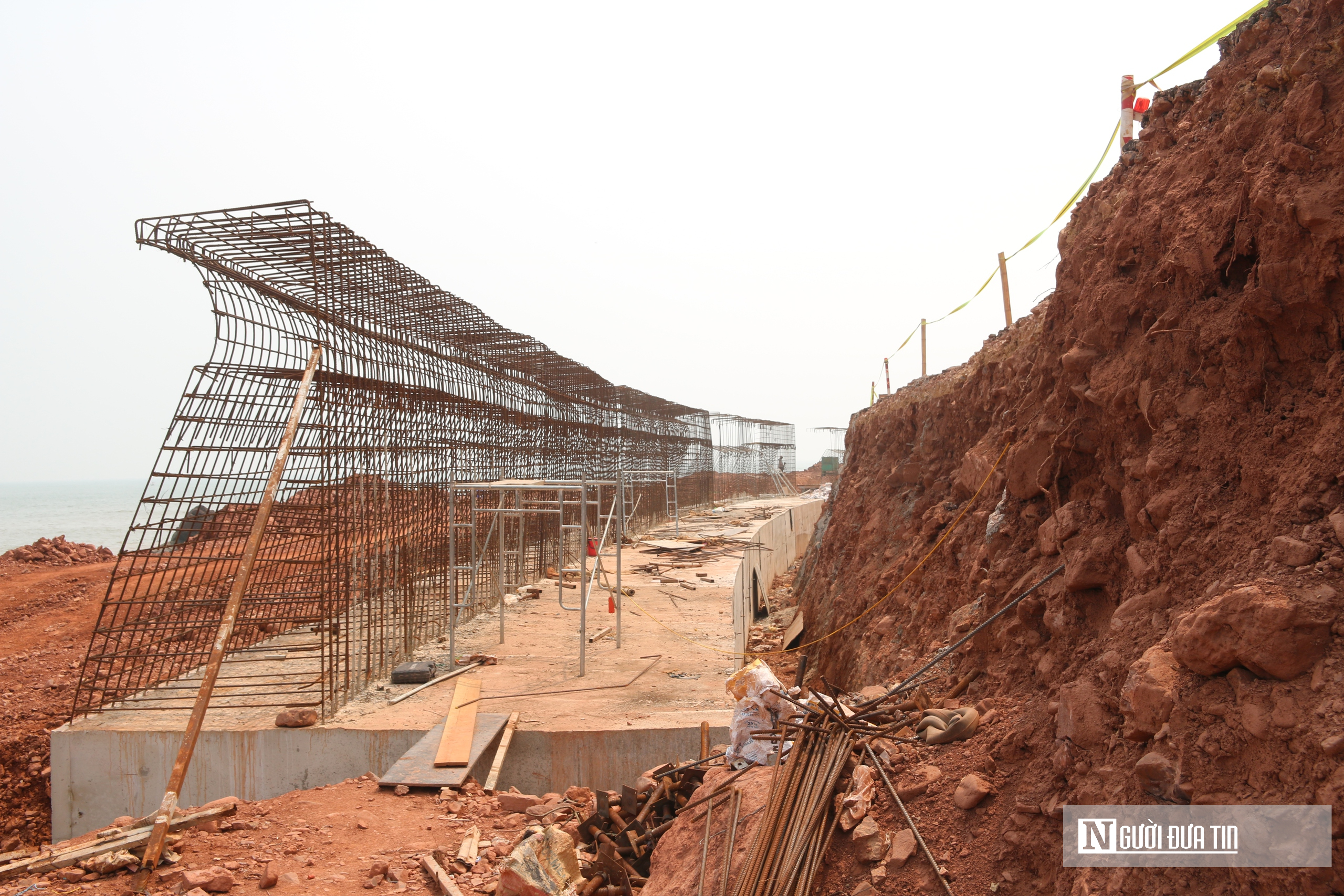 Chạy đua với thuỷ triều thi c&ocirc;ng tường chắn s&oacute;ng biển trước m&ugrave;a mưa b&atilde;o- Ảnh 11.