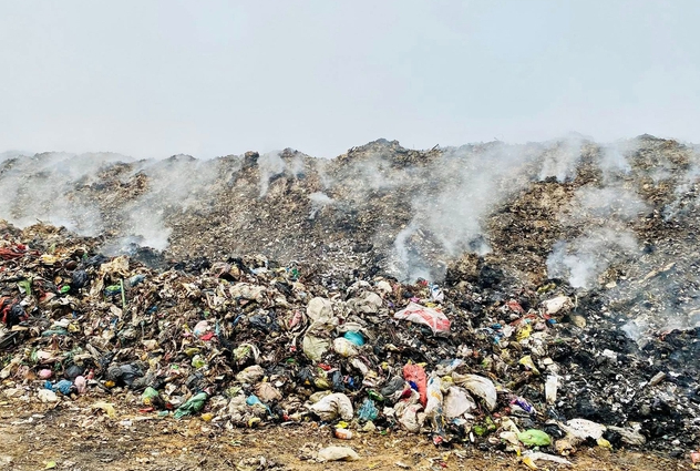 B&atilde;i r&aacute;c lớn ch&aacute;y nhiều ng&agrave;y &ldquo;đe doạ&rdquo; cuộc sống người d&acirc;n- Ảnh 3.