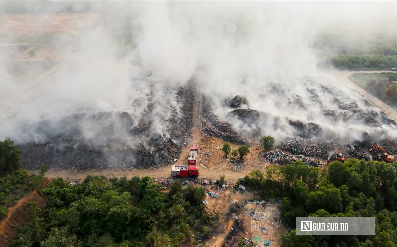 B&atilde;i r&aacute;c lớn ch&aacute;y nhiều ng&agrave;y &ldquo;đe doạ&rdquo; cuộc sống người d&acirc;n- Ảnh 1.
