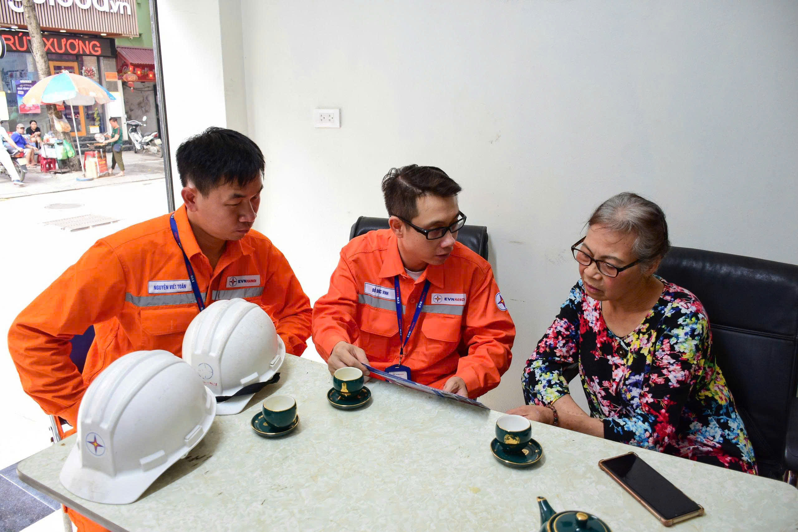 EVNHANOI đẩy mạnh triển khai các dịch vụ điện gia tăng nhằm đáp ứng nhu cầu ngày càng cao của khách hàng - Ảnh 1.