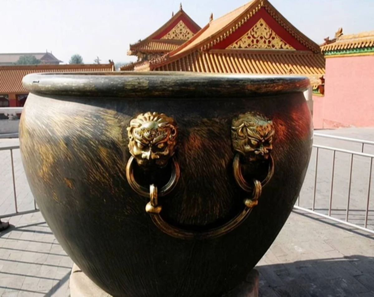 Bí ẩn gây sốc: Hàng trăm chum nước 