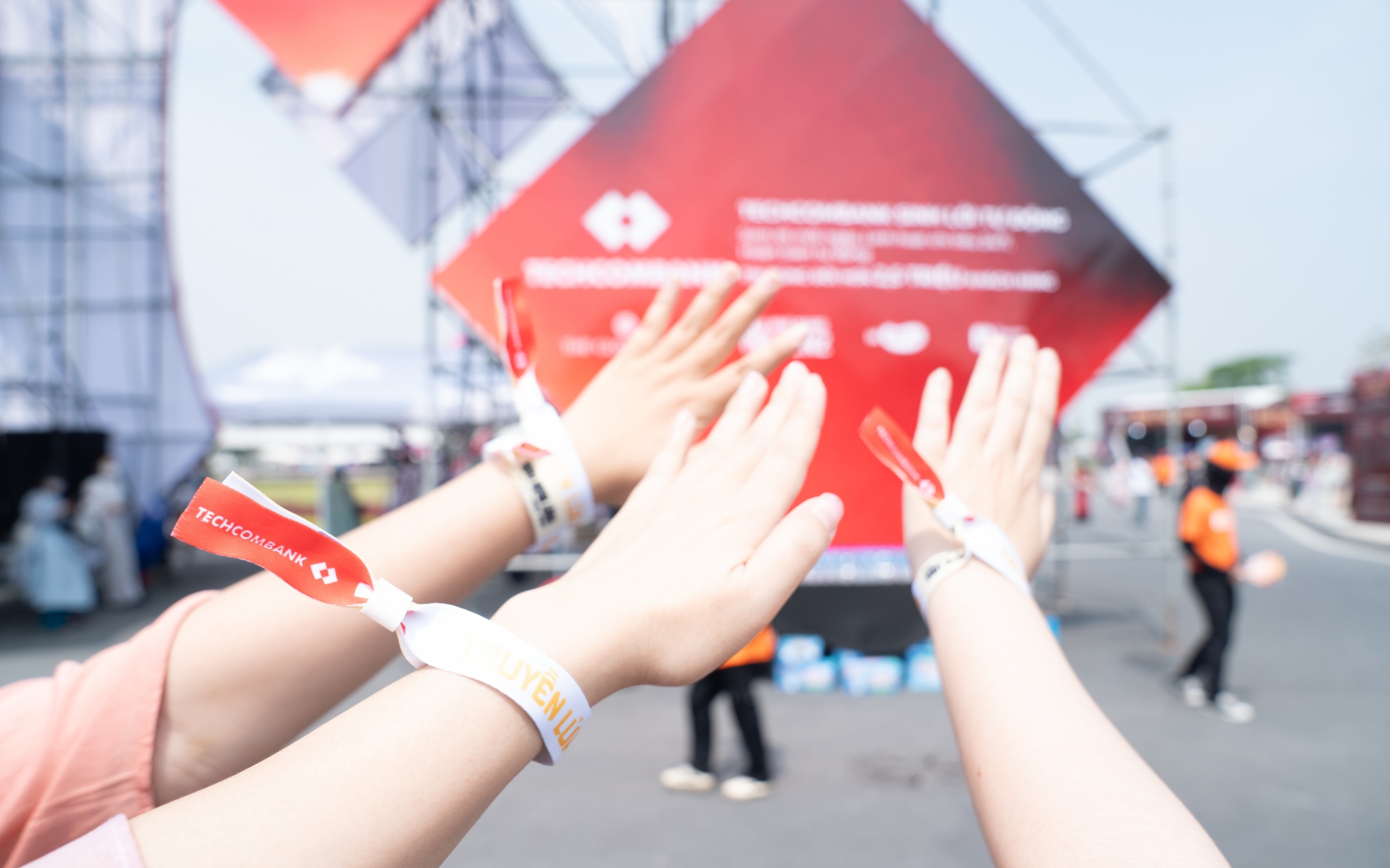 Techcombank đồng hành cùng Gai Con xoa dịu hội chứng hậu concert