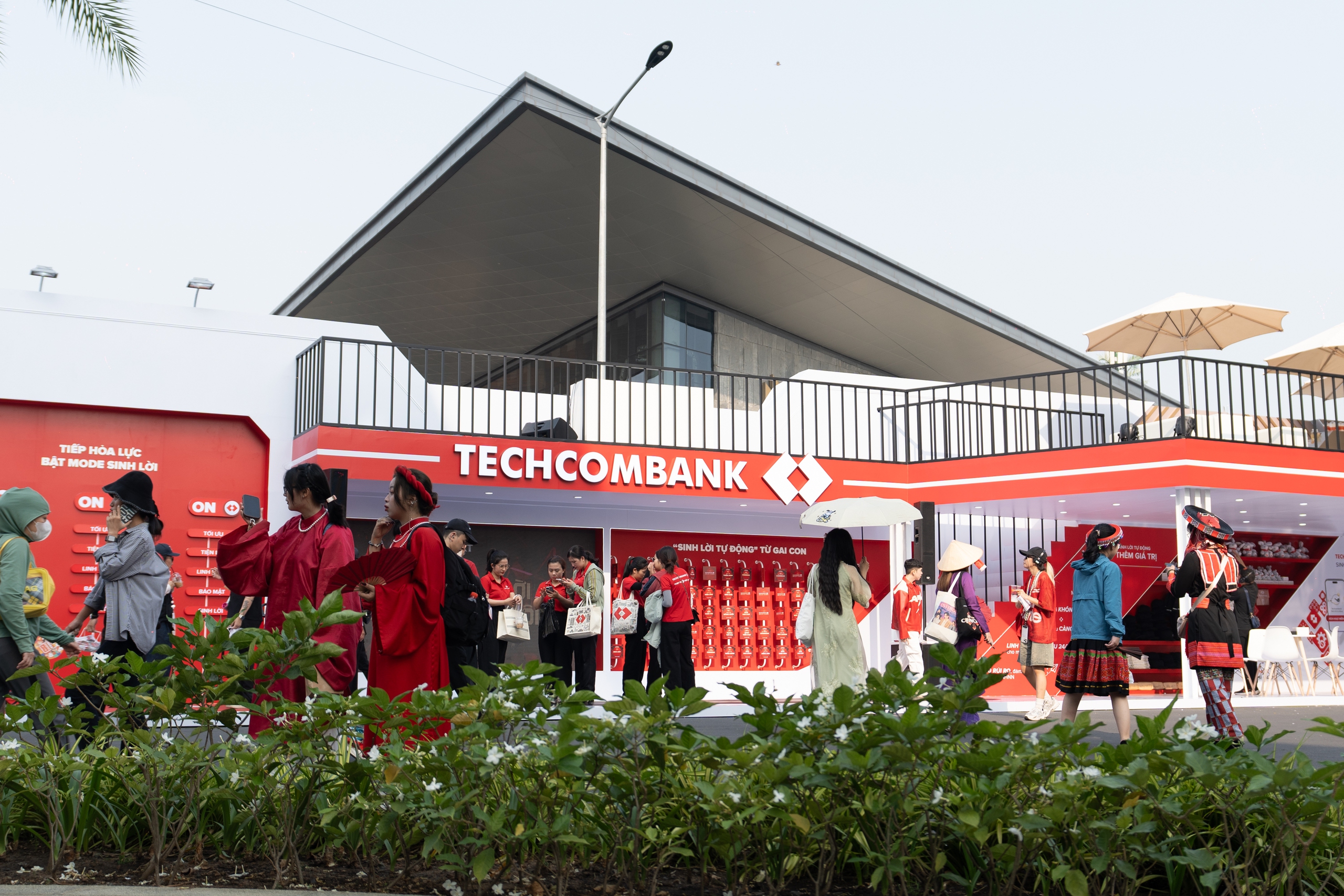 Kim chủ quốc dân Techcombank chiều “Gai Con” hết mực, xoa dịu hội chứng hậu concert - Ảnh 3.