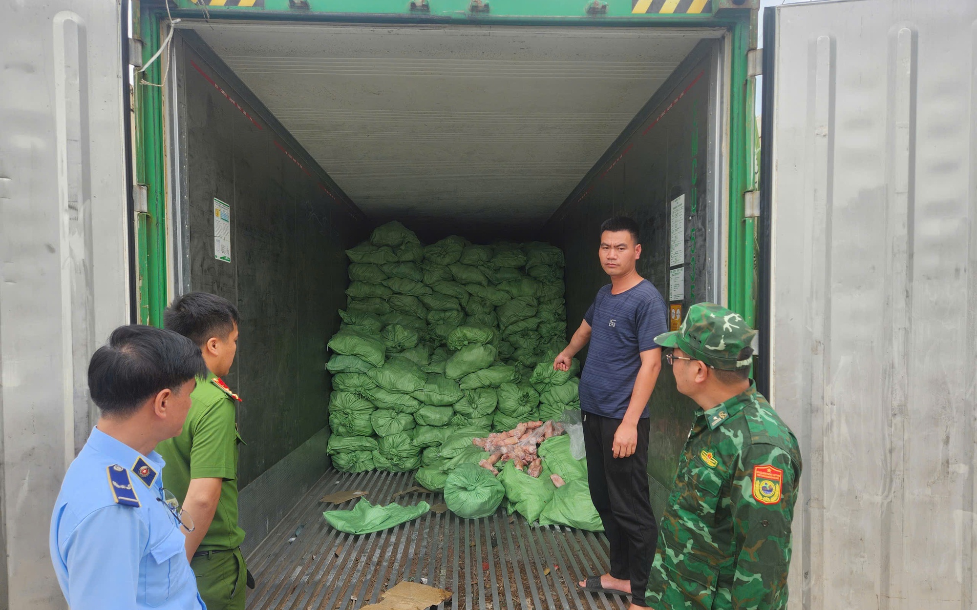 Quảng Ninh phát hiện 25,8 tấn chân lợn, chân cánh gà không rõ nguồn gốc