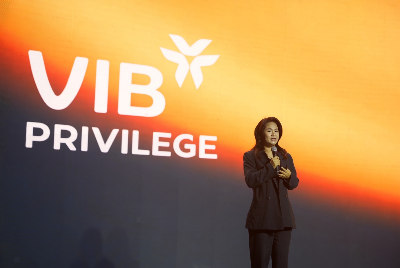 Ph&oacute; Tổng Gi&aacute;m đốc VIB: "Ng&acirc;n h&agrave;ng ưu ti&ecirc;n kh&ocirc;ng dừng ở đặc quyền, m&agrave; gi&uacute;p kh&aacute;ch h&agrave;ng chủ động trước mọi chuyển động" - Ảnh 2.