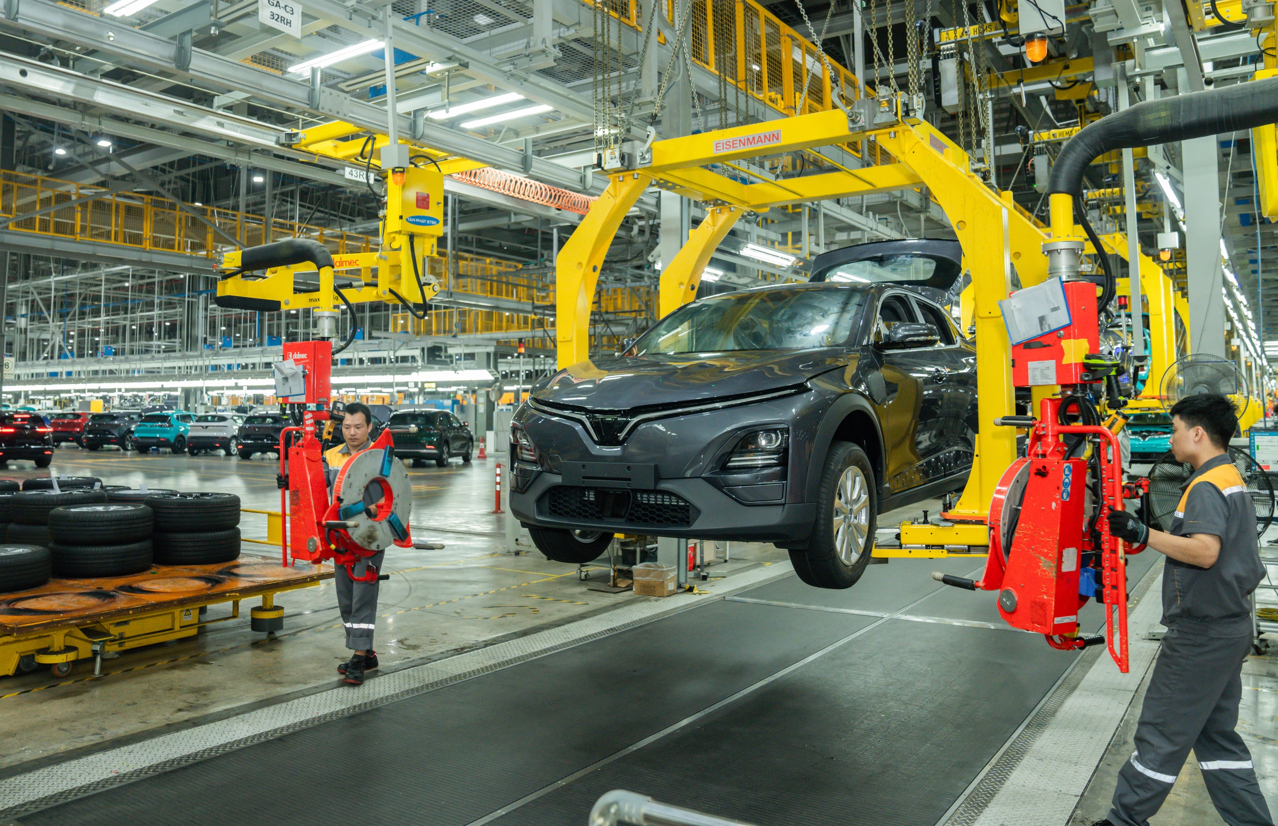 Chủ tịch Vingroup: VinFast sẽ không bao giờ quay lại xe xăng - Ảnh 2.