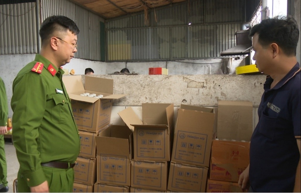 Bắt 2 mẹ con pha axit acetic với nước máy để làm dấm giả - Ảnh 1.