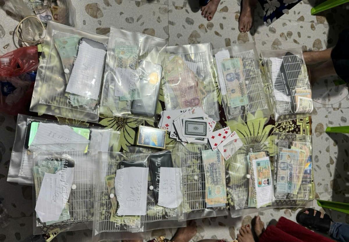 Bắt quả tang 11 đối tượng tụ tập đánh bạc bằng hình thức 