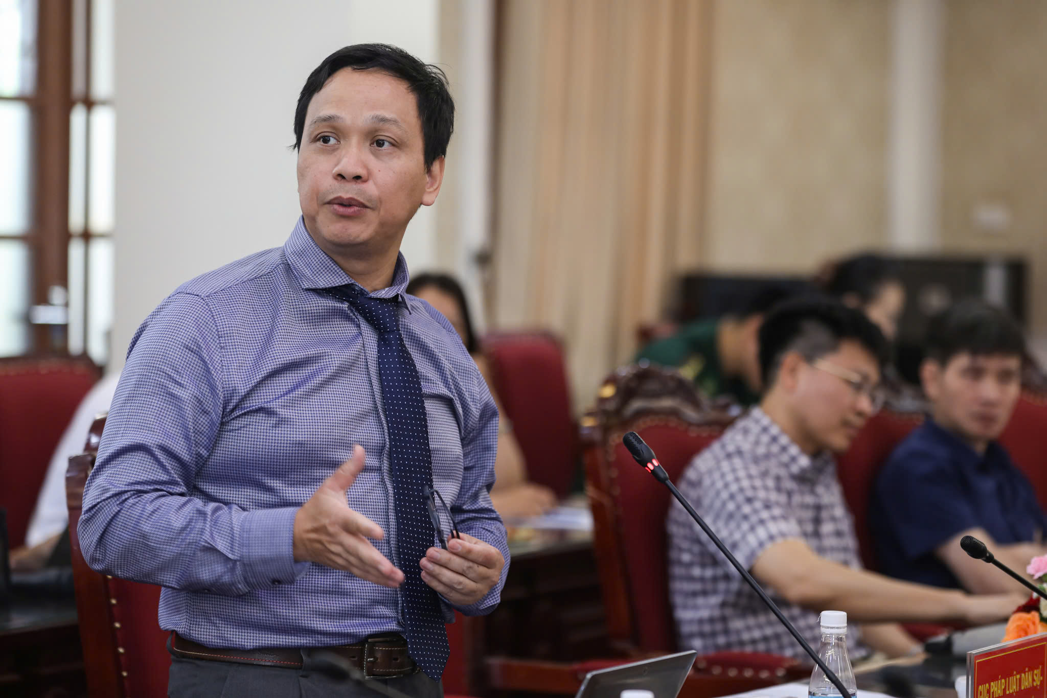 Đề xuất tăng nặng mức xử phạt hành chính với hành vi buôn bán thuốc lá điếu nhập lậu - Ảnh 2.