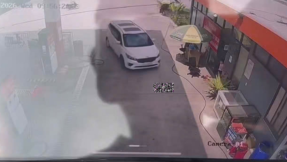 B&eacute; g&aacute;i gần 2 tuổi đ&aacute;ng nằm chơi ở c&acirc;y xăng bị xe &ocirc;t&ocirc; c&aacute;n tử vong- Ảnh 1.