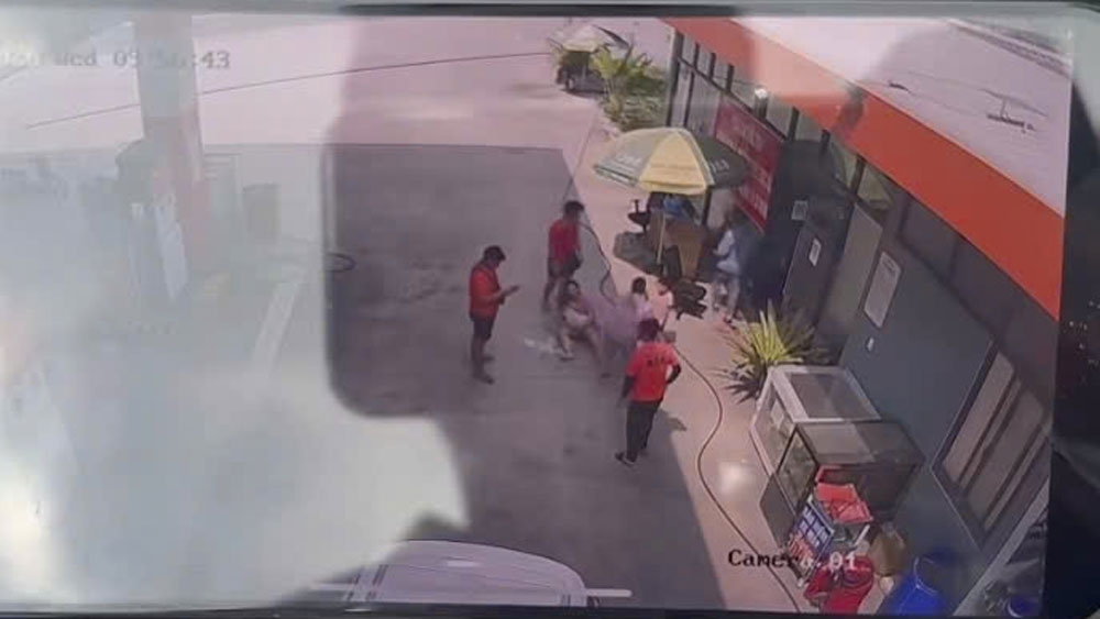 B&eacute; g&aacute;i gần 2 tuổi đ&aacute;ng nằm chơi ở c&acirc;y xăng bị xe &ocirc;t&ocirc; c&aacute;n tử vong- Ảnh 2.