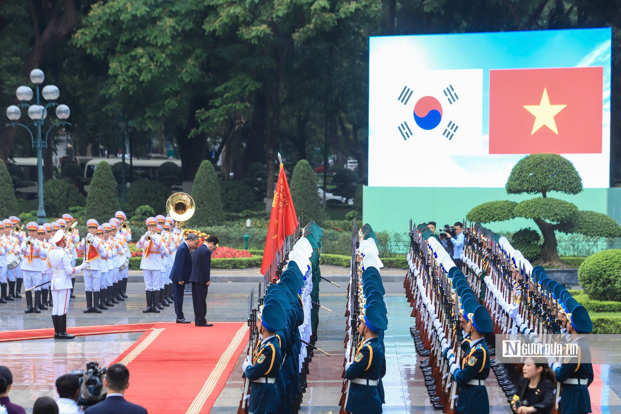 21 loạt đại b&aacute;c ch&agrave;o mừng Tổng thống H&agrave;n Quốc thăm Việt Nam - Ảnh 10.