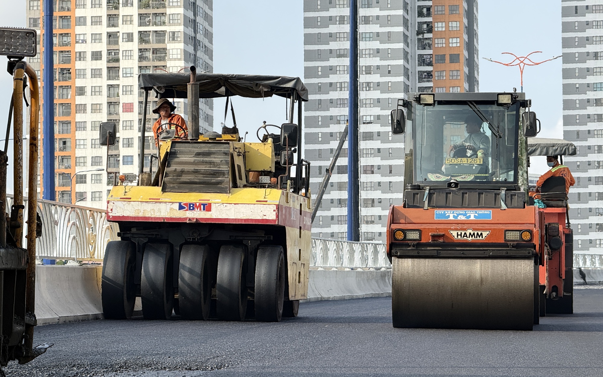 Mưa lớn biến công trường nút giao An Phú thành "hố nước" - Ảnh 9.