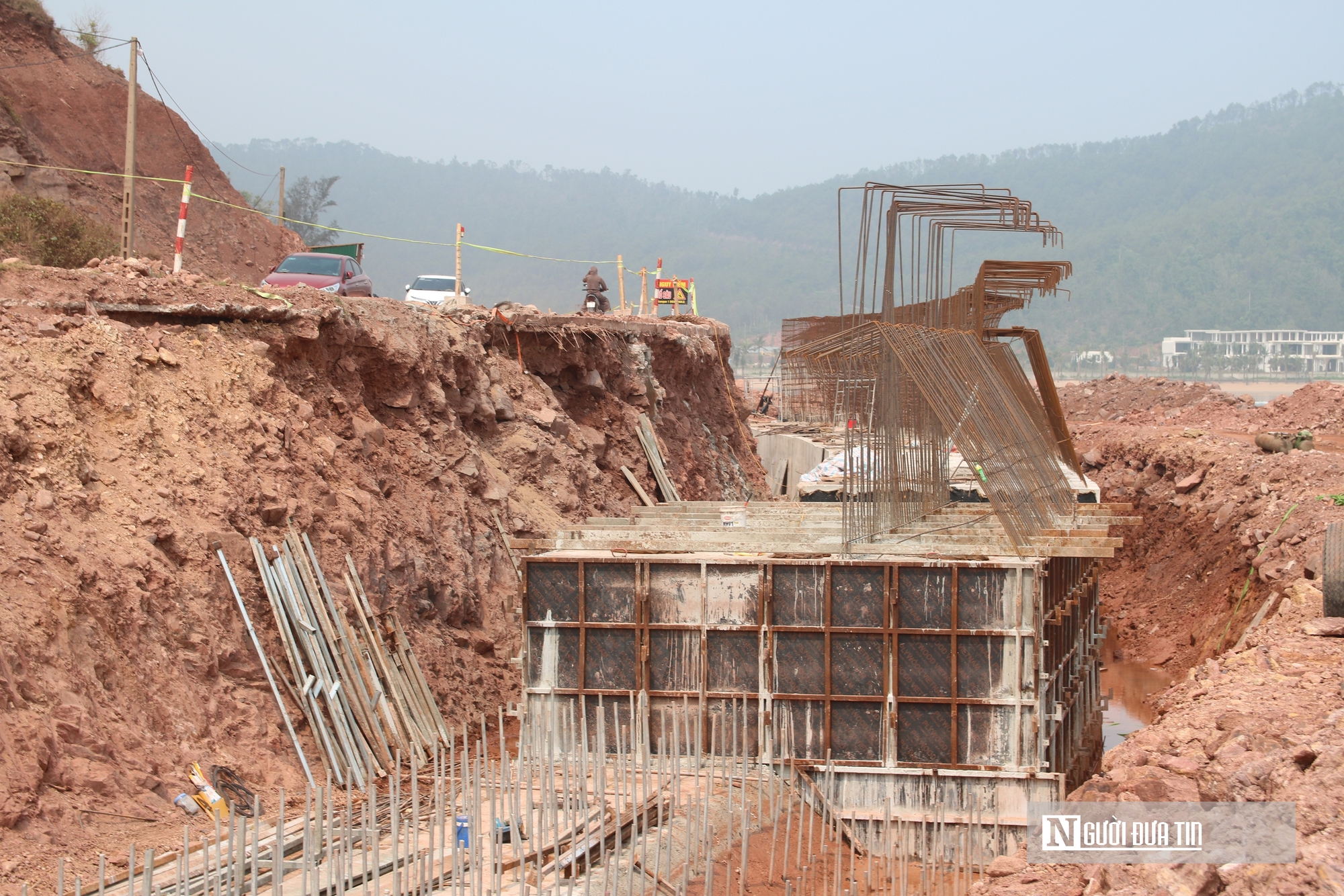 Chạy đua với thuỷ triều thi c&ocirc;ng tường chắn s&oacute;ng biển trước m&ugrave;a mưa b&atilde;o- Ảnh 5.