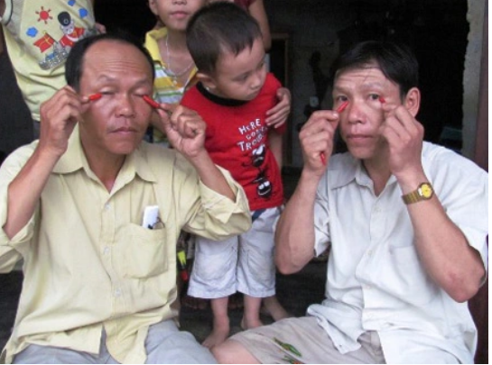 B&iacute; ẩn "kỳ nh&acirc;n dị sĩ" ăn ớt, tắm ớt, ch&agrave; v&agrave;o mắt vẫn b&igrave;nh thản, giới khoa học b&oacute; tay - Ảnh 1.