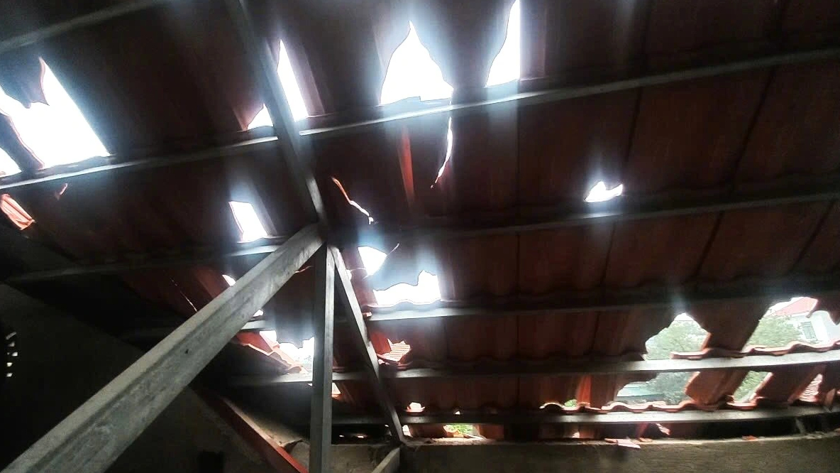 Gi&ocirc;ng lốc v&agrave; mưa đ&aacute; g&acirc;y hư hỏng gần 8.000 ng&ocirc;i nh&agrave; ở Thanh H&oacute;a- Ảnh 1.