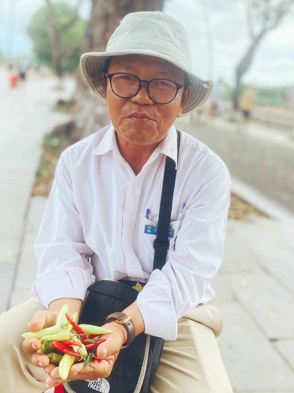 B&iacute; ẩn "kỳ nh&acirc;n dị sĩ" ăn ớt, tắm ớt, ch&agrave; v&agrave;o mắt vẫn b&igrave;nh thản, giới khoa học b&oacute; tay - Ảnh 2.