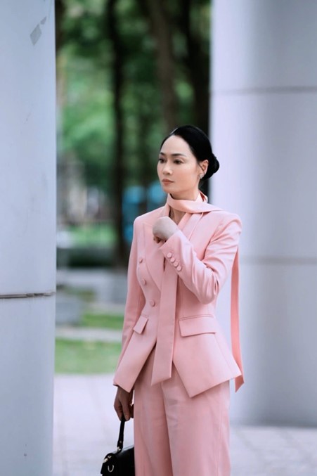 Nữ NSƯT "lột x&aacute;c" phong c&aacute;ch thời trang ở độ tuổi trung ni&ecirc;n khiến vạn người m&ecirc; - Ảnh 4.