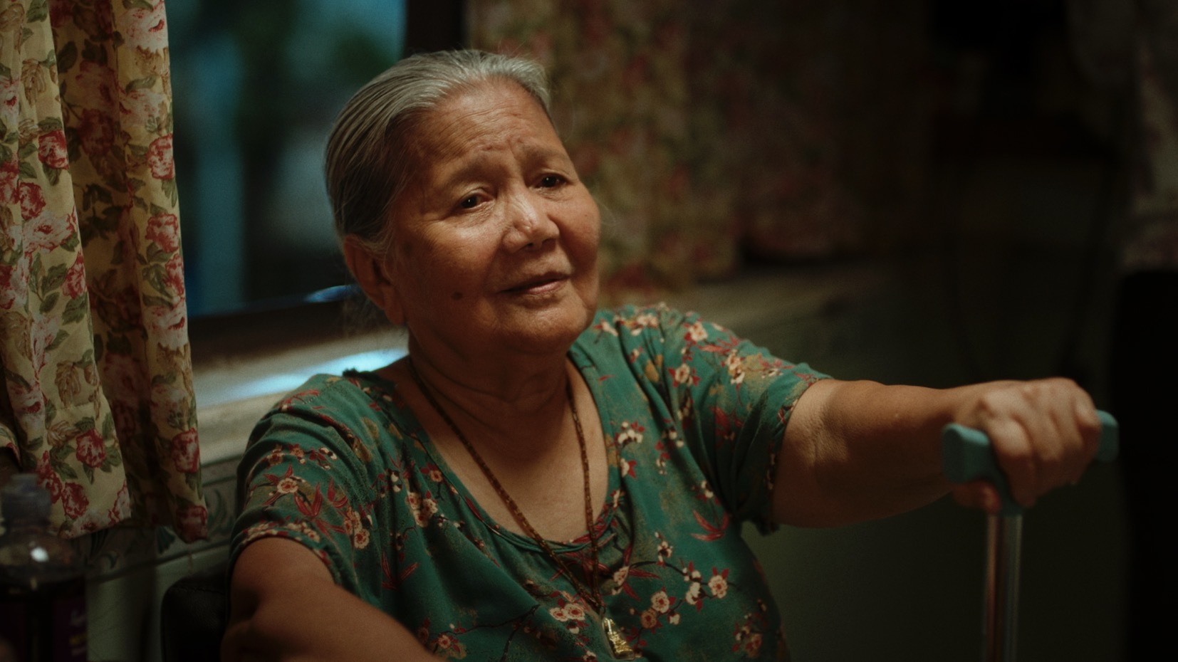 NSƯT Lê Thiện gây bất ngờ khi đu dây trên cao, đóng cảnh mạo hiểm ở tuổi 81 - Ảnh 1.