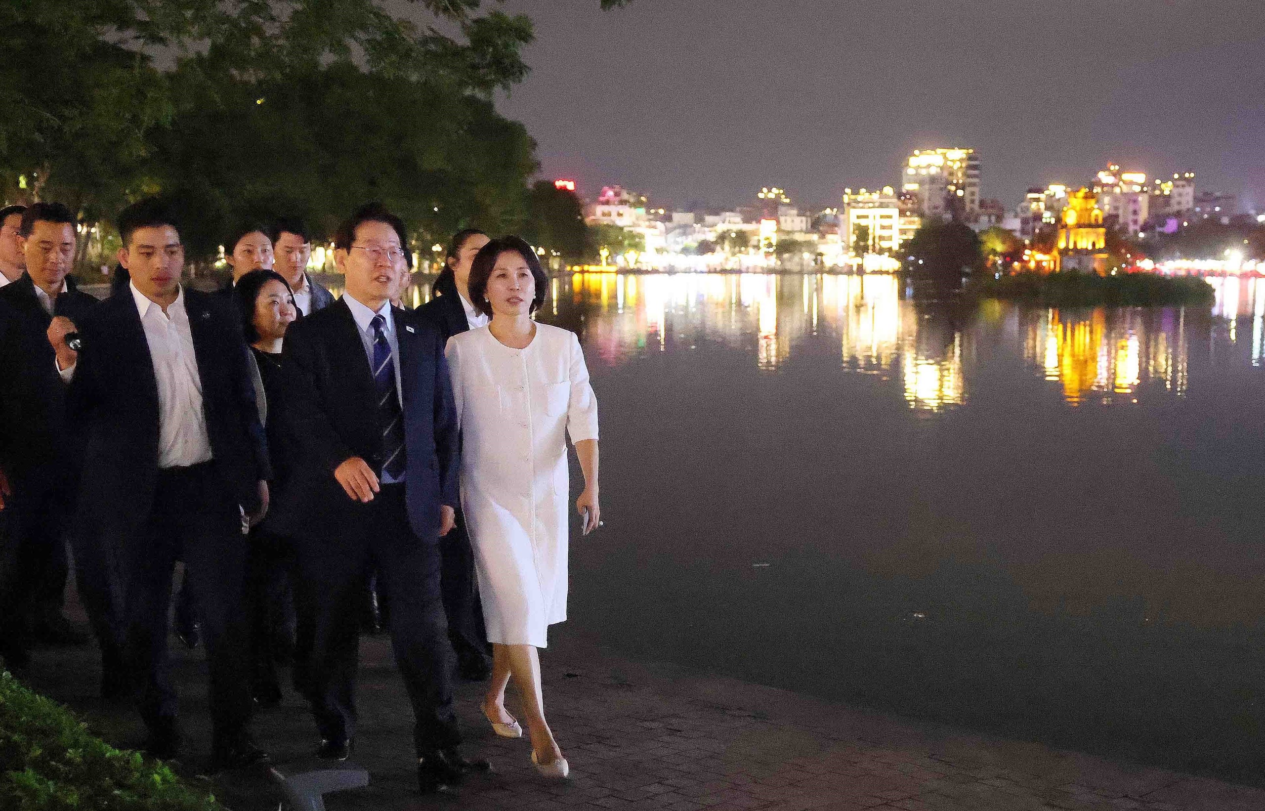 Tổng thống H&agrave;n Quốc v&agrave; Phu nh&acirc;n tản bộ, ăn kem, ngắm H&agrave; Nội về đ&ecirc;m- Ảnh 2.