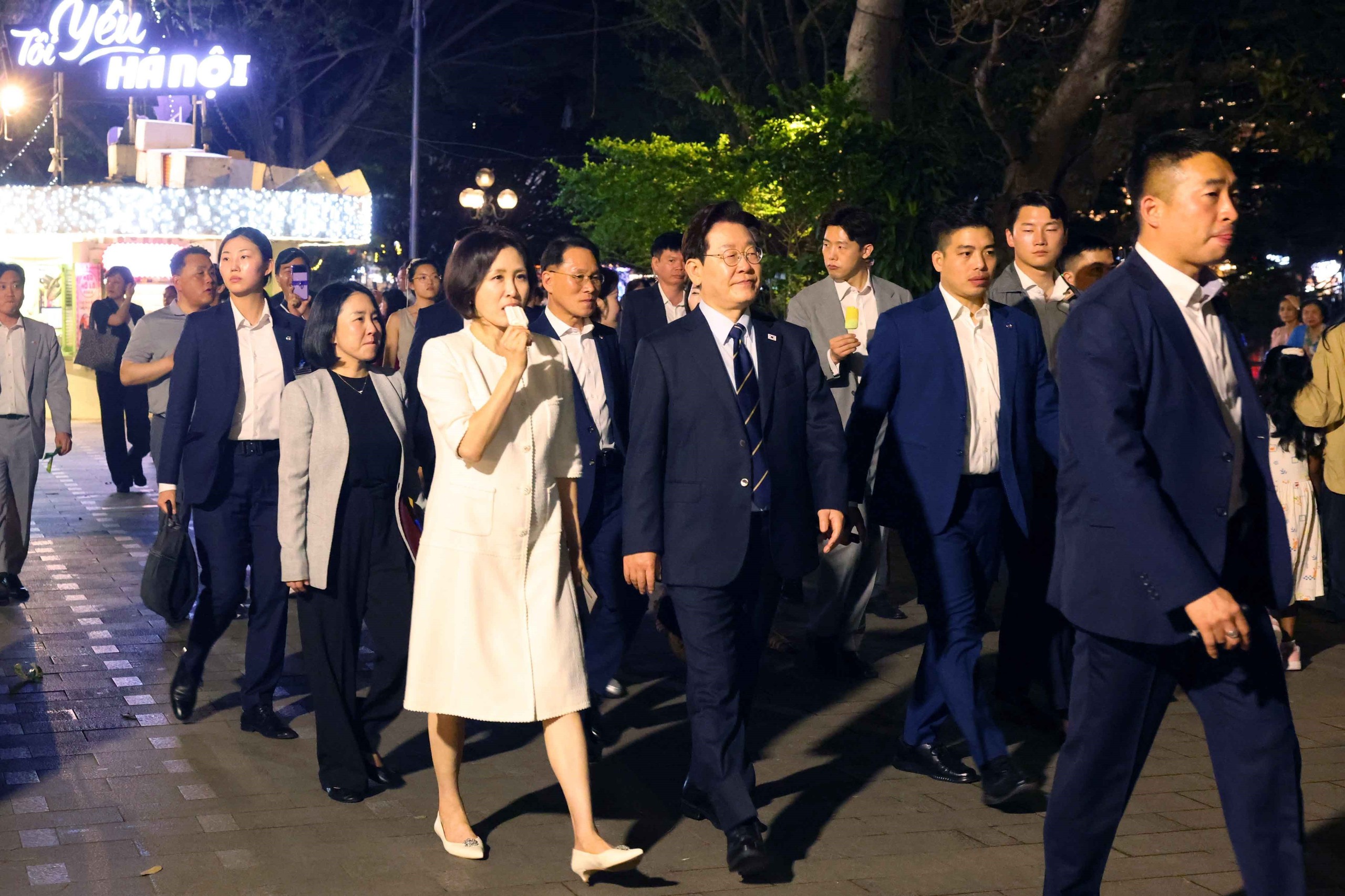 Tổng thống H&agrave;n Quốc v&agrave; Phu nh&acirc;n tản bộ, ăn kem, ngắm H&agrave; Nội về đ&ecirc;m- Ảnh 4.