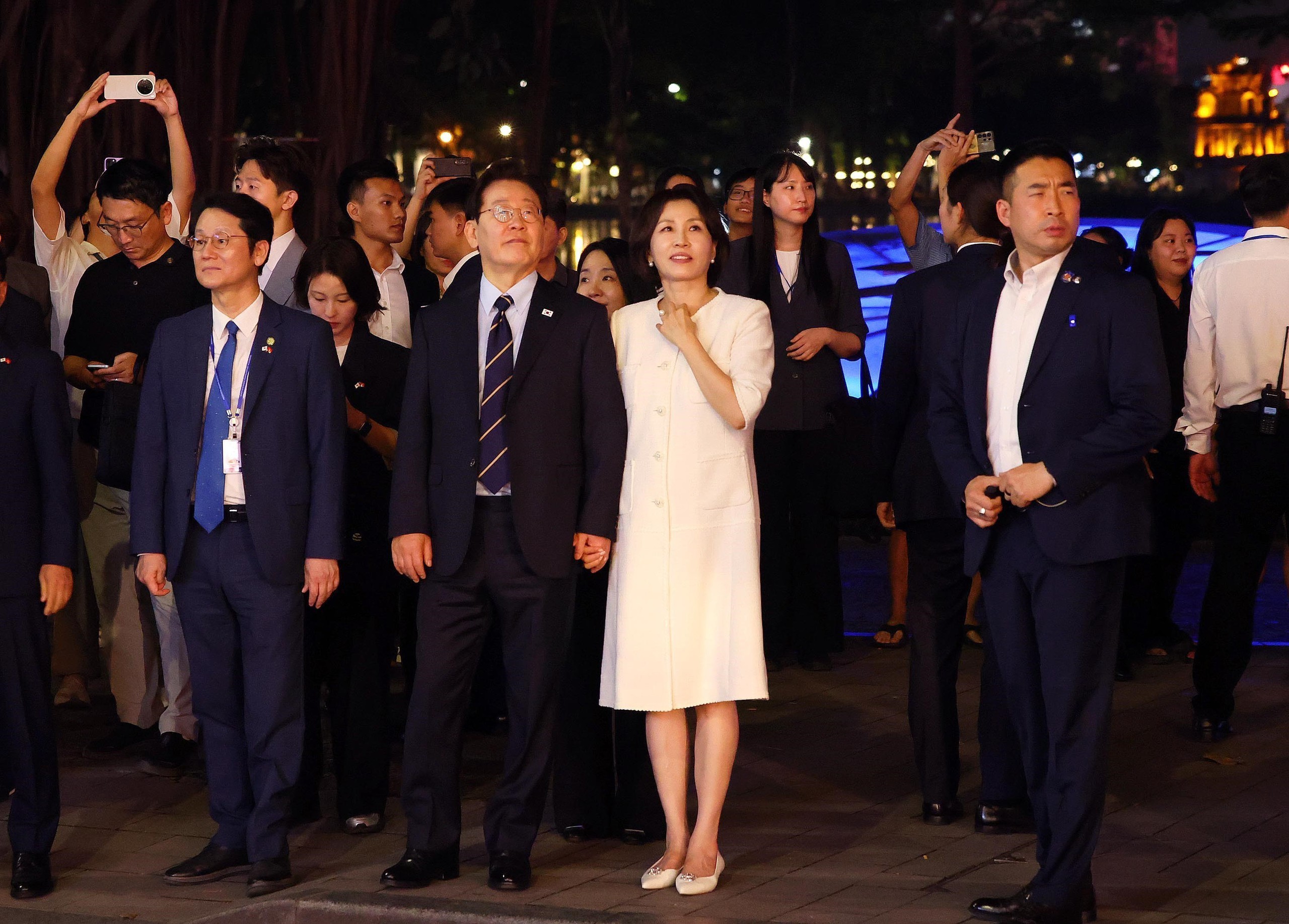 Tổng thống H&agrave;n Quốc v&agrave; Phu nh&acirc;n tản bộ, ăn kem, ngắm H&agrave; Nội về đ&ecirc;m- Ảnh 5.