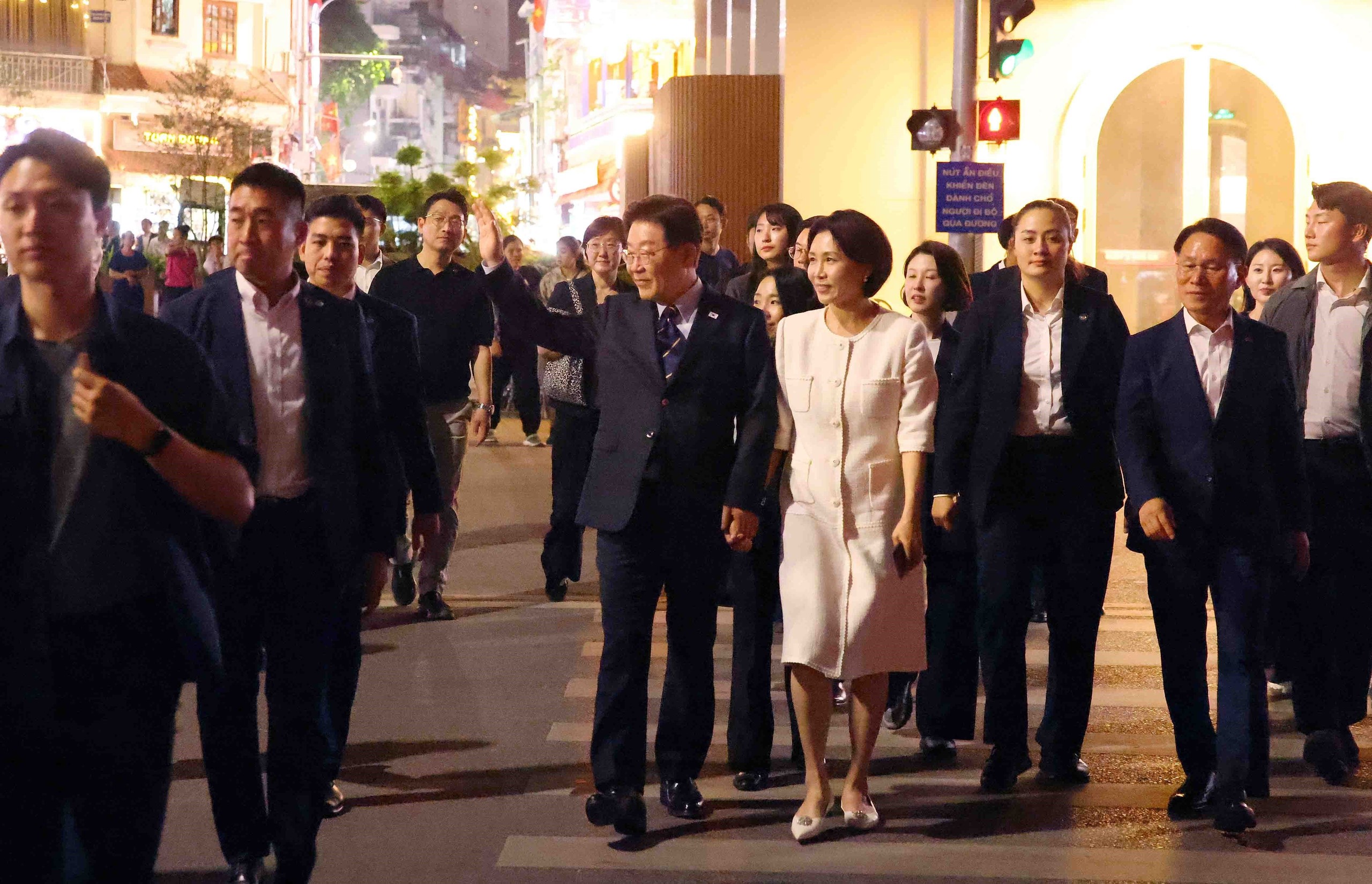 Tổng thống H&agrave;n Quốc v&agrave; Phu nh&acirc;n tản bộ, ăn kem, ngắm H&agrave; Nội về đ&ecirc;m- Ảnh 1.
