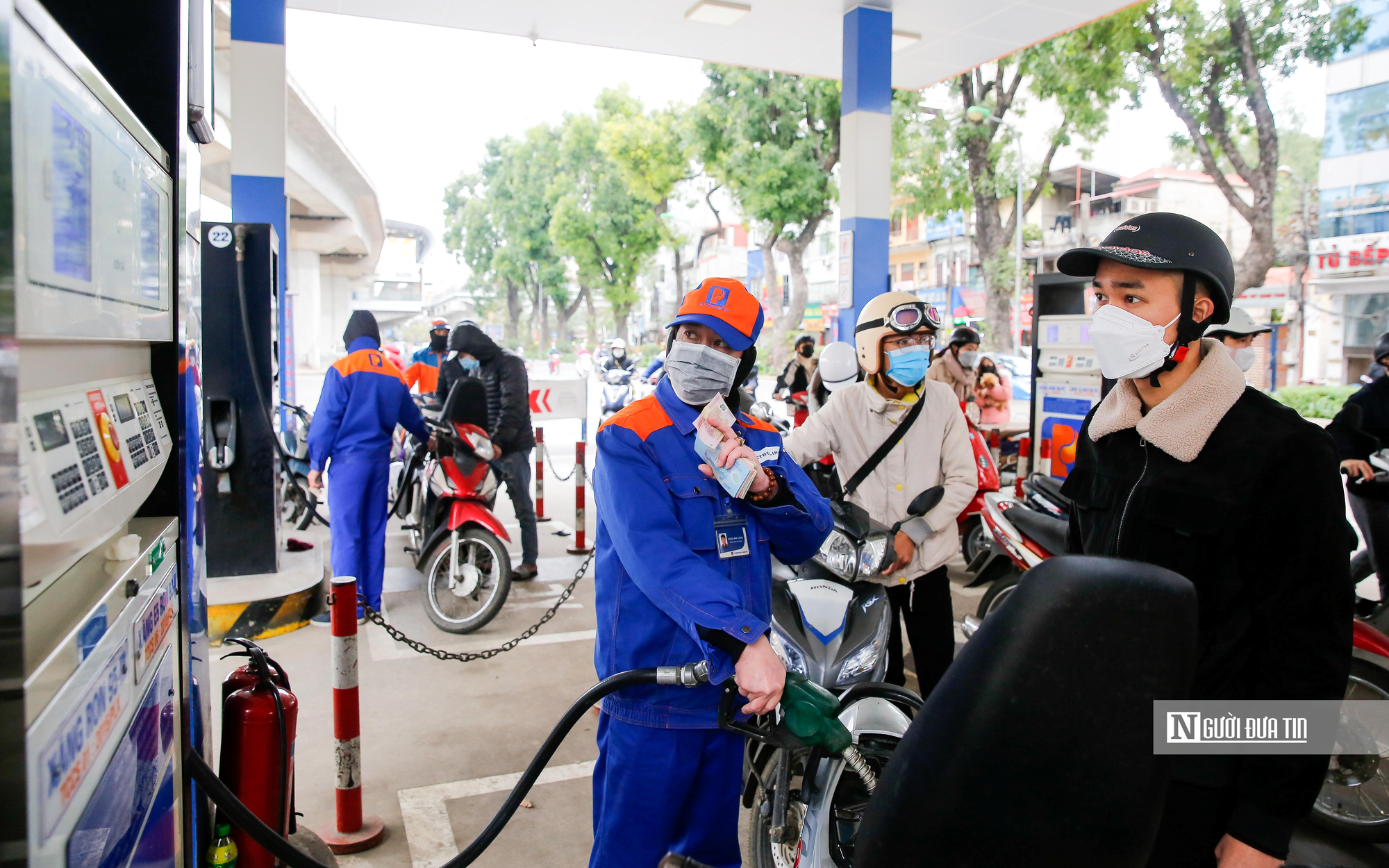 Giá xăng dầu giảm từ chiều 23/4, Việt Nam có giá thấp hơn các nước láng giềng