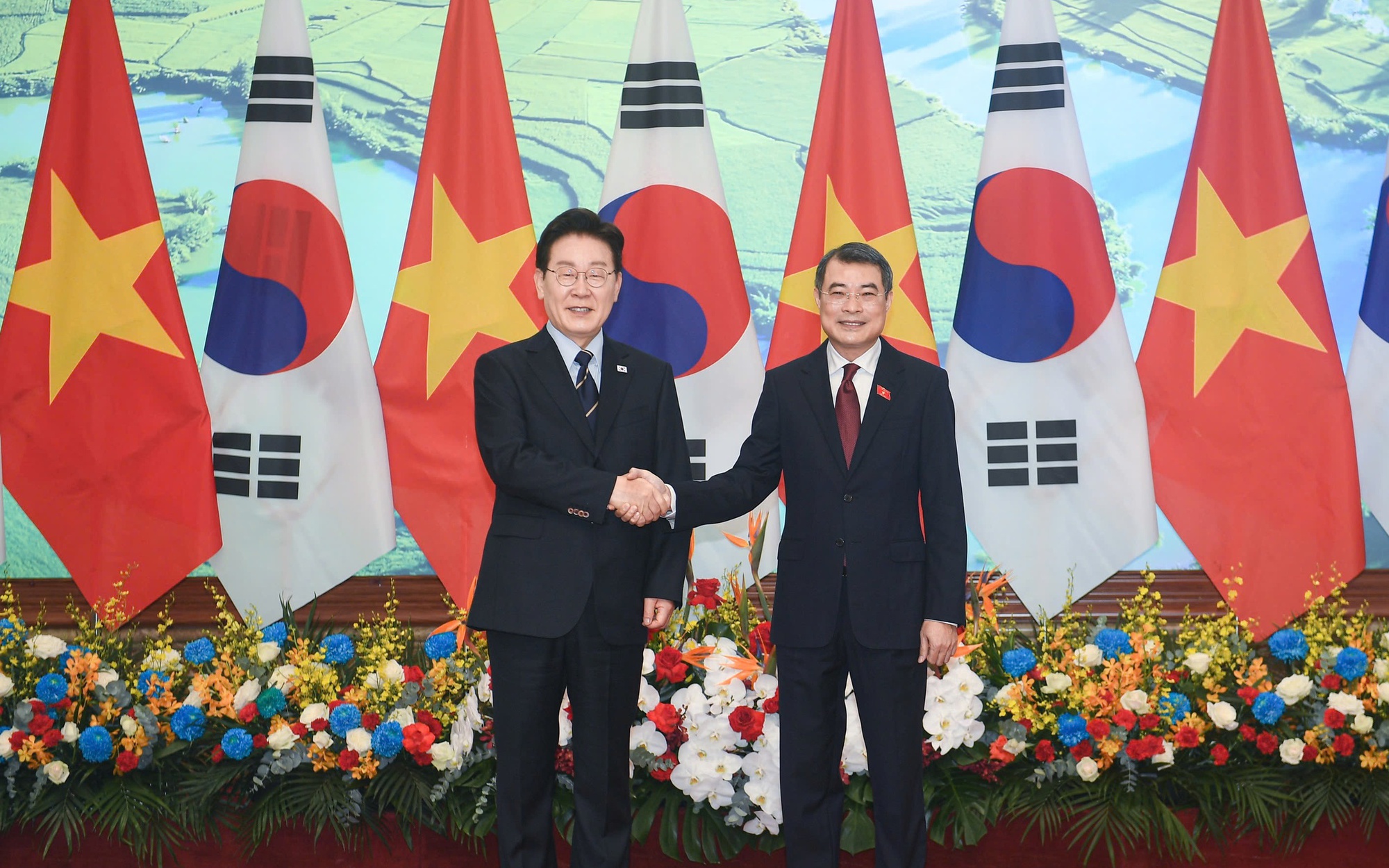 Thủ tướng Lê Minh Hưng hội kiến Tổng thống Hàn Quốc Lee Jae Myung