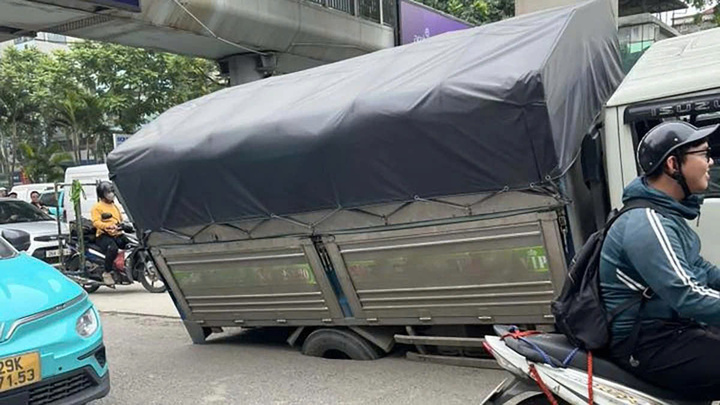 B&aacute;nh xe tải sụt hố "hố tử thần" tr&ecirc;n đường Nguyễn Tr&atilde;i, H&agrave; Nội- Ảnh 1.