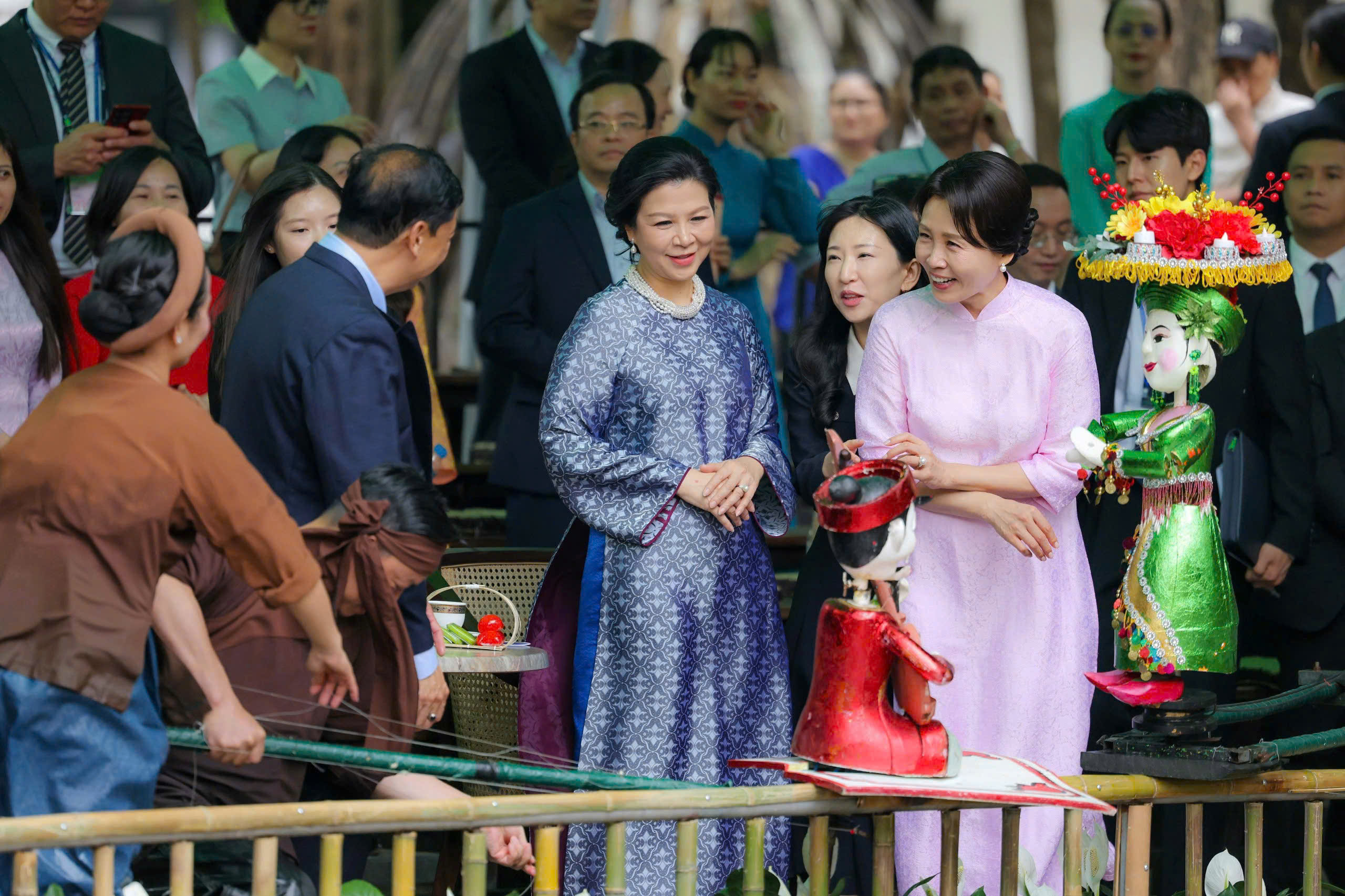Phu nh&acirc;n Ng&ocirc; Phương Ly v&agrave; Phu nh&acirc;n Tổng thống H&agrave;n Quốc thăm bảo t&agrave;ng, xem m&uacute;a rối nước- Ảnh 6.