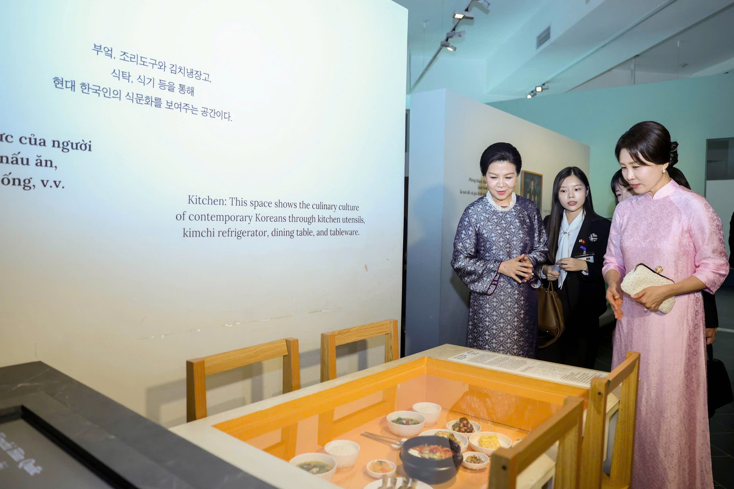 Phu nh&acirc;n Ng&ocirc; Phương Ly v&agrave; Phu nh&acirc;n Tổng thống H&agrave;n Quốc thăm bảo t&agrave;ng, xem m&uacute;a rối nước- Ảnh 4.