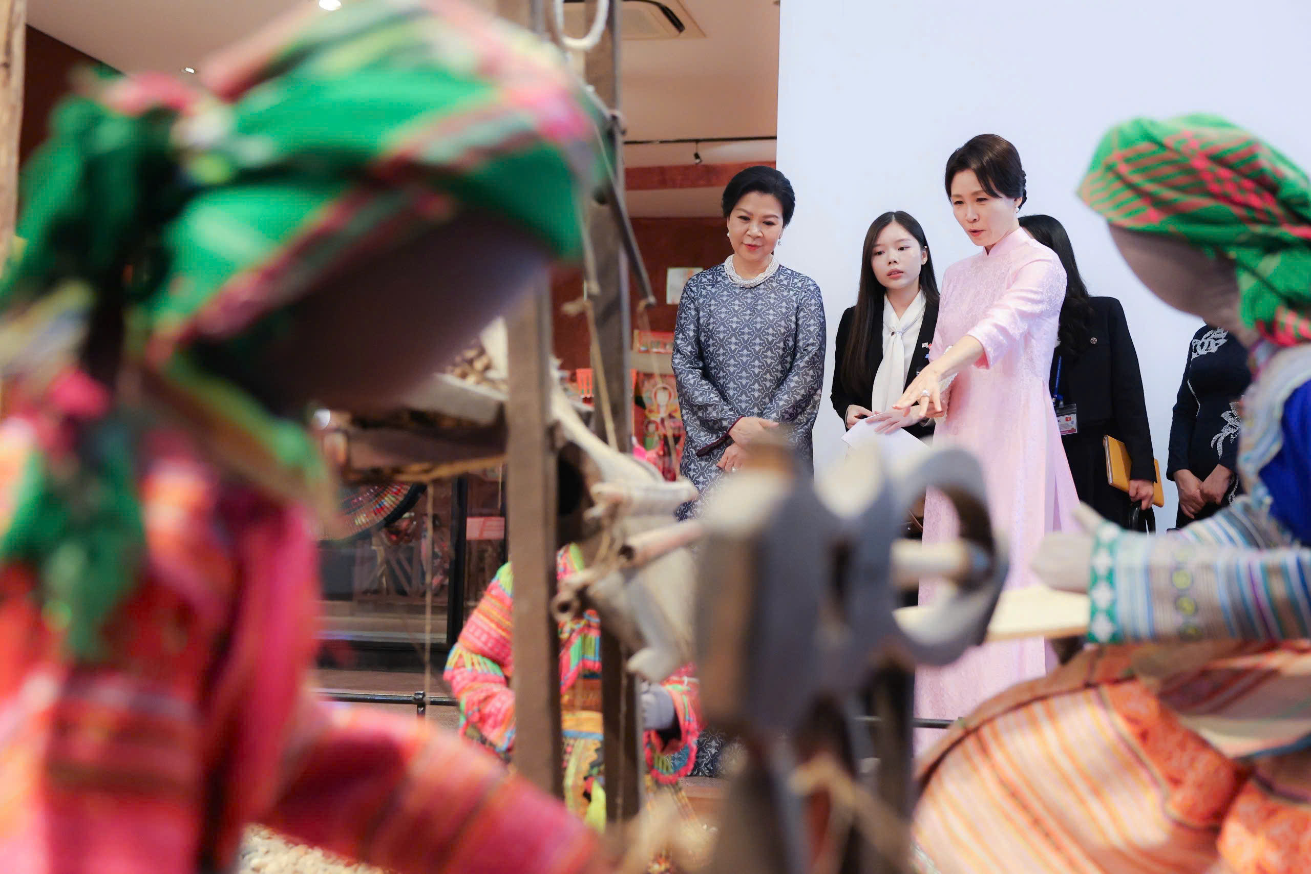 Phu nh&acirc;n Ng&ocirc; Phương Ly v&agrave; Phu nh&acirc;n Tổng thống H&agrave;n Quốc thăm bảo t&agrave;ng, xem m&uacute;a rối nước- Ảnh 3.