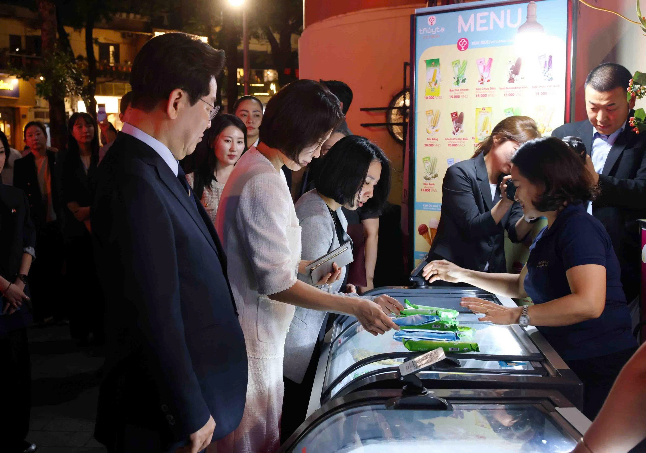 Tổng thống H&agrave;n Quốc v&agrave; Phu nh&acirc;n tản bộ, ăn kem, ngắm H&agrave; Nội về đ&ecirc;m- Ảnh 3.