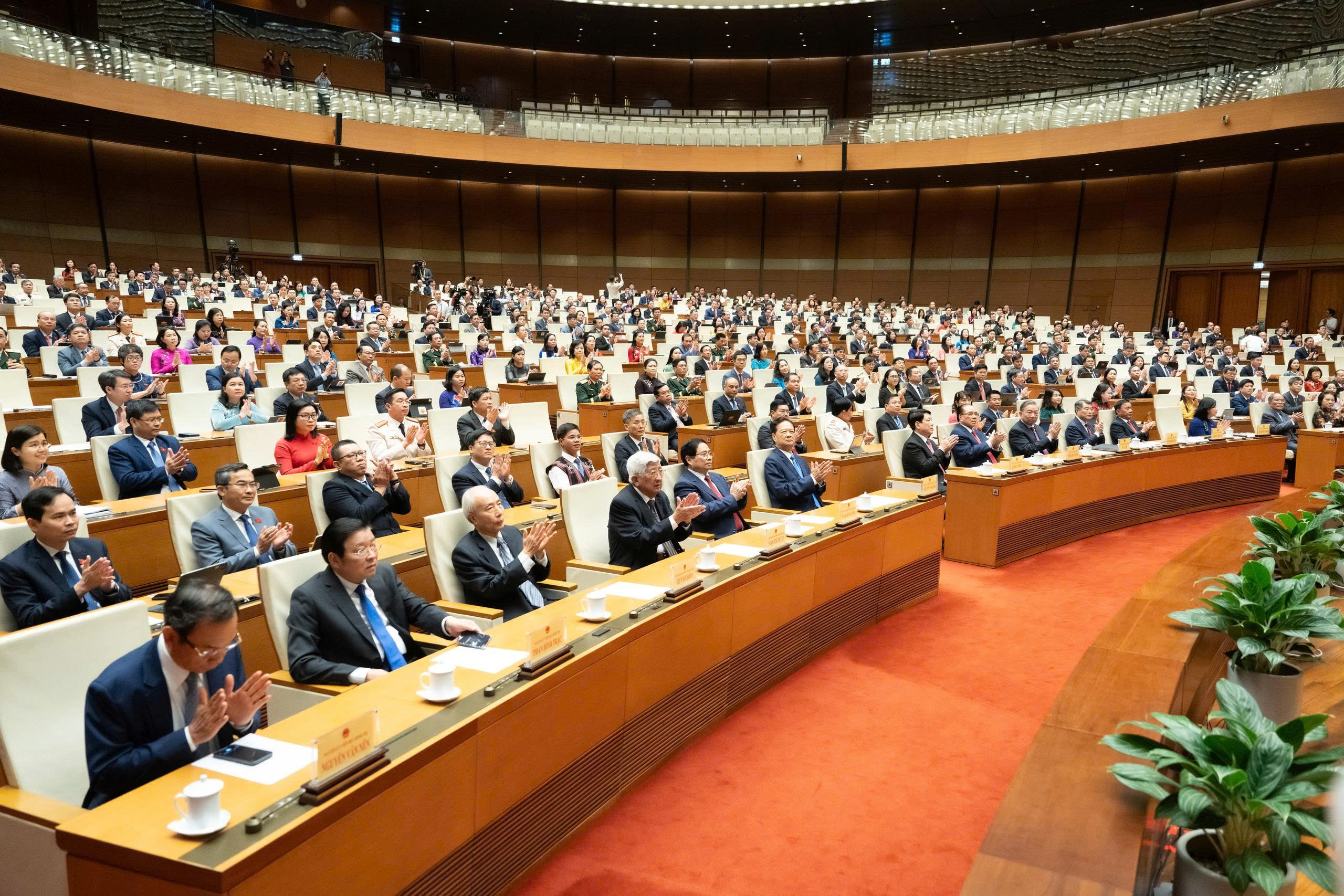 Quốc hội cho phép dùng ngân sách tiết kiệm từ sắp xếp bộ máy để cải cách tiền lương - Ảnh 1.