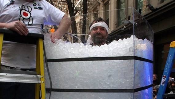 &ldquo;Người băng&rdquo; Wim Hof: Dị nh&acirc;n th&aacute;ch thức gi&aacute; lạnh v&agrave; b&iacute; ẩn cơ thể con người - Ảnh 1.
