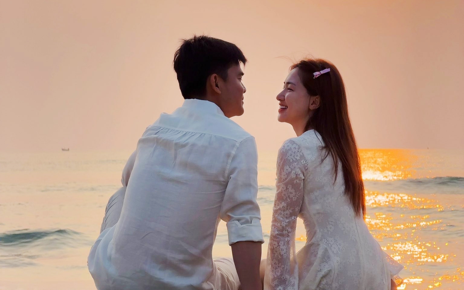 Hòa Minzy khoe khoảnh khắc ngọt ngào bên bạn trai trong chuyến du lịch miền Trung