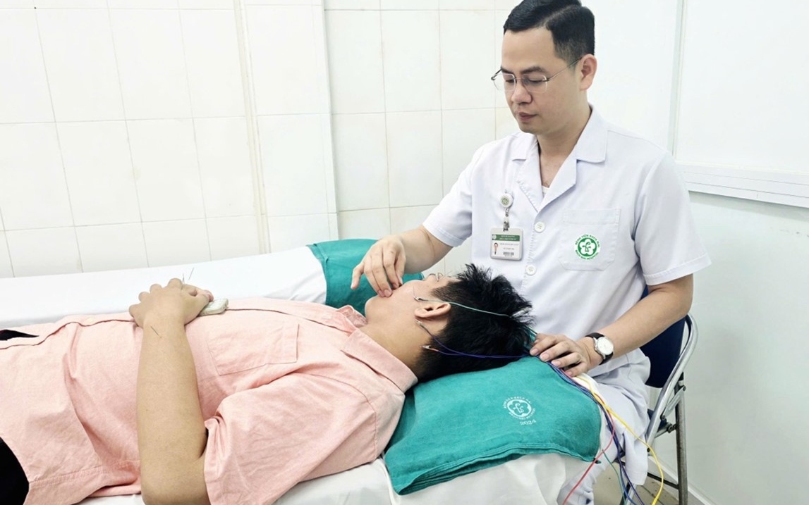 Nam sinh viên méo miệng, mắt nhắm không kín sau khi ngâm bể sục nước nóng