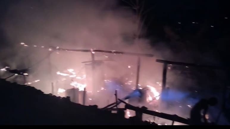 Vợ không chịu về nhà, chồng phóng hỏa đốt nhà bố mẹ vợ - Ảnh 1.