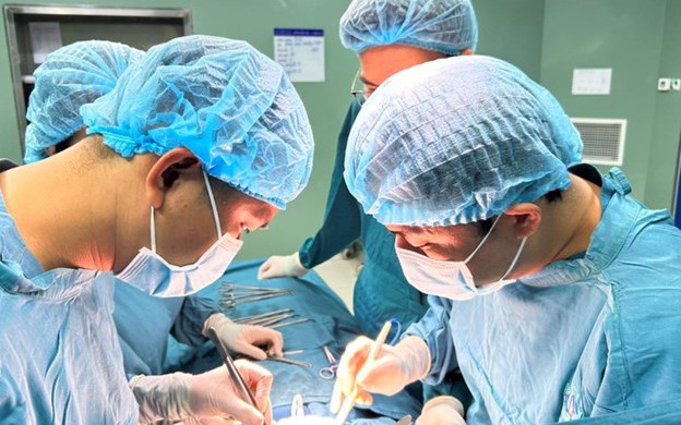 B&eacute; g&aacute;i 8 th&aacute;ng tuổi ho, quấy kh&oacute;c k&eacute;o d&agrave;i, b&aacute;c sĩ sốc nặng khi gắp ra thứ "đ&aacute;ng sợ" - Ảnh 3.