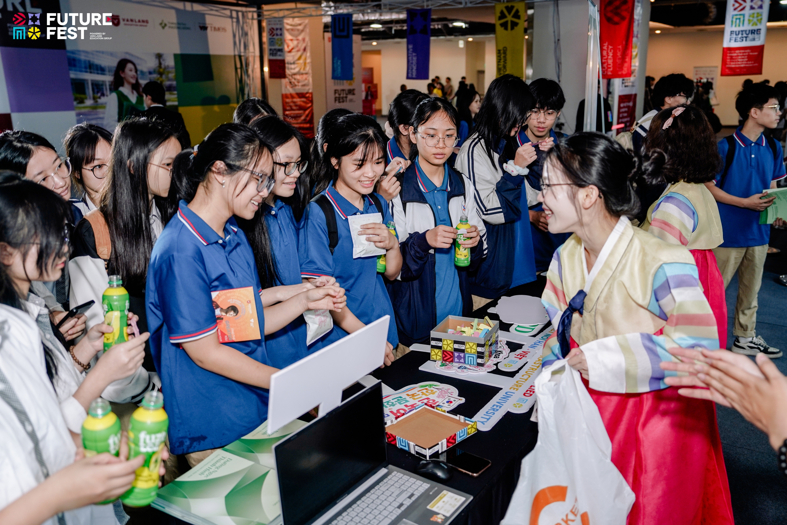 Hàng nghìn học sinh 