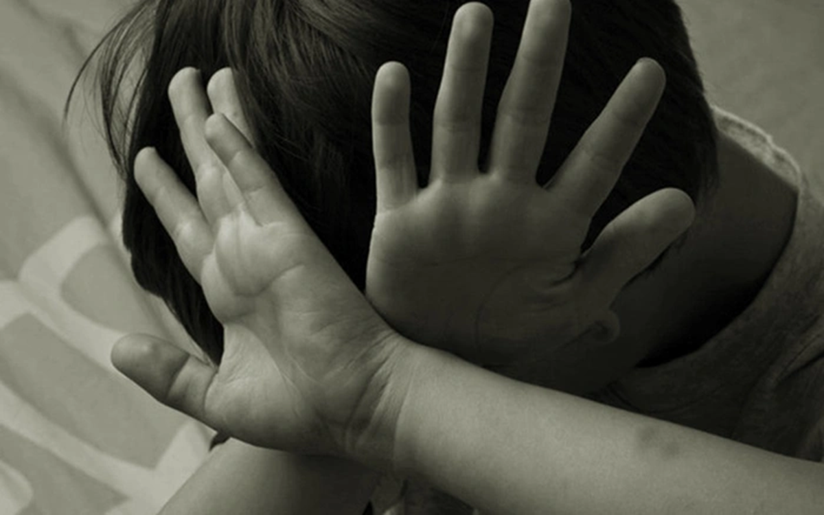 Vụ nghi bố đánh con trai tử vong ở Lào Cai: Cảnh báo ranh giới giữa “dạy con” và bạo lực - Ảnh 1.