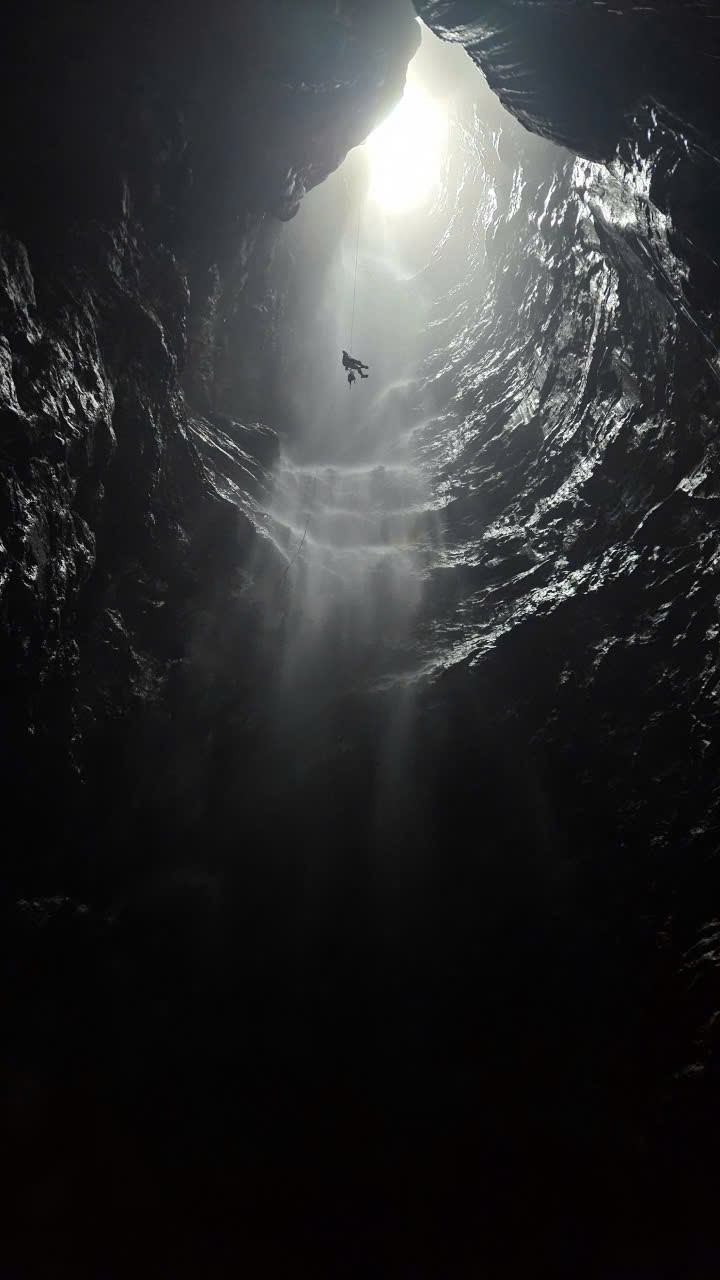 Chuyên gia nói về hành trình phát hiện hang động bí ẩn có thác nước 350m ở Phong Nha – Kẻ Bàng- Ảnh 2.