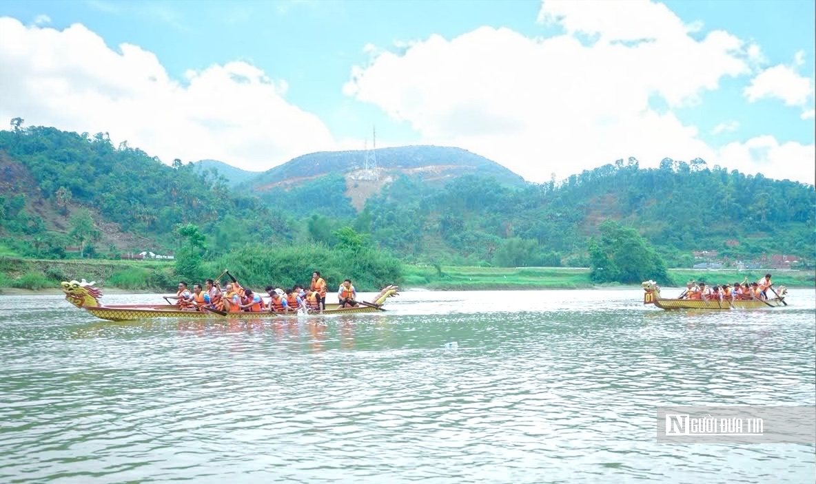 H&agrave; Tĩnh: Tưng bừng lễ hội đua thuyền tr&ecirc;n s&ocirc;ng Ng&agrave;n Phố- Ảnh 4.