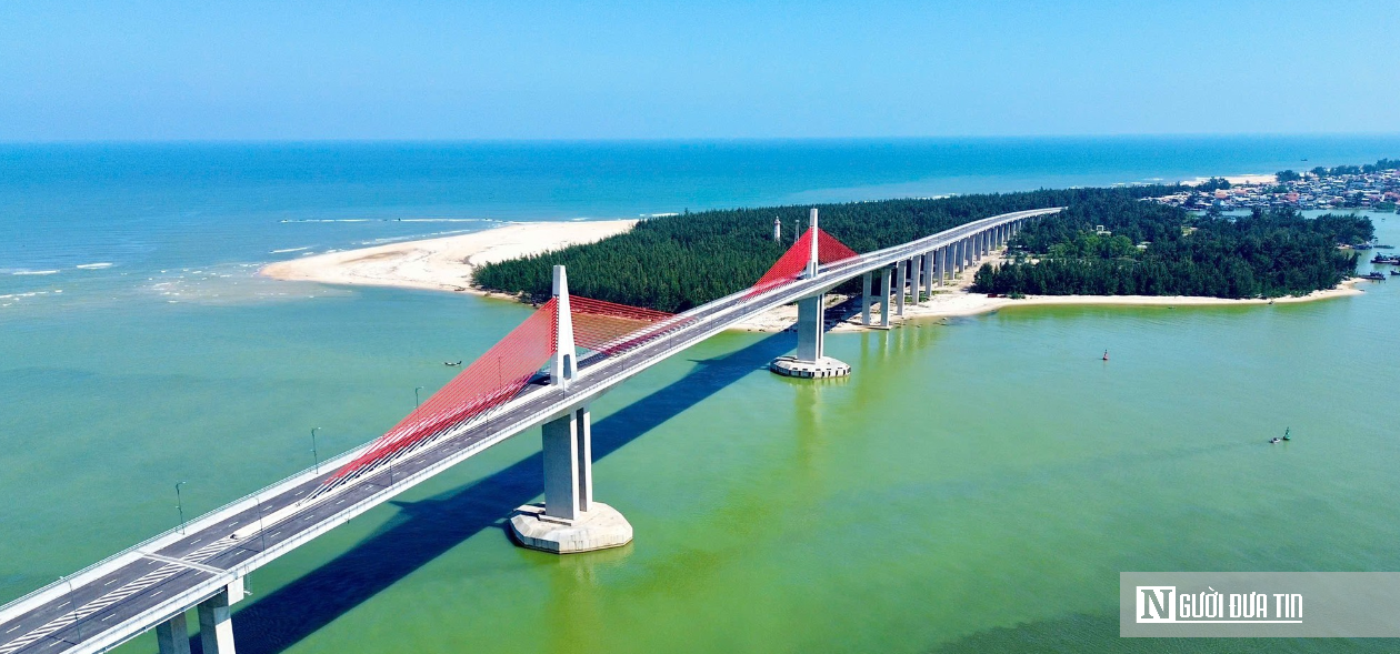 &ldquo;Chạy nước r&uacute;t&rdquo; ho&agrave;n thiện đường dẫn l&ecirc;n cầu vượt cửa biển lớn nhất miền Trung- Ảnh 2.