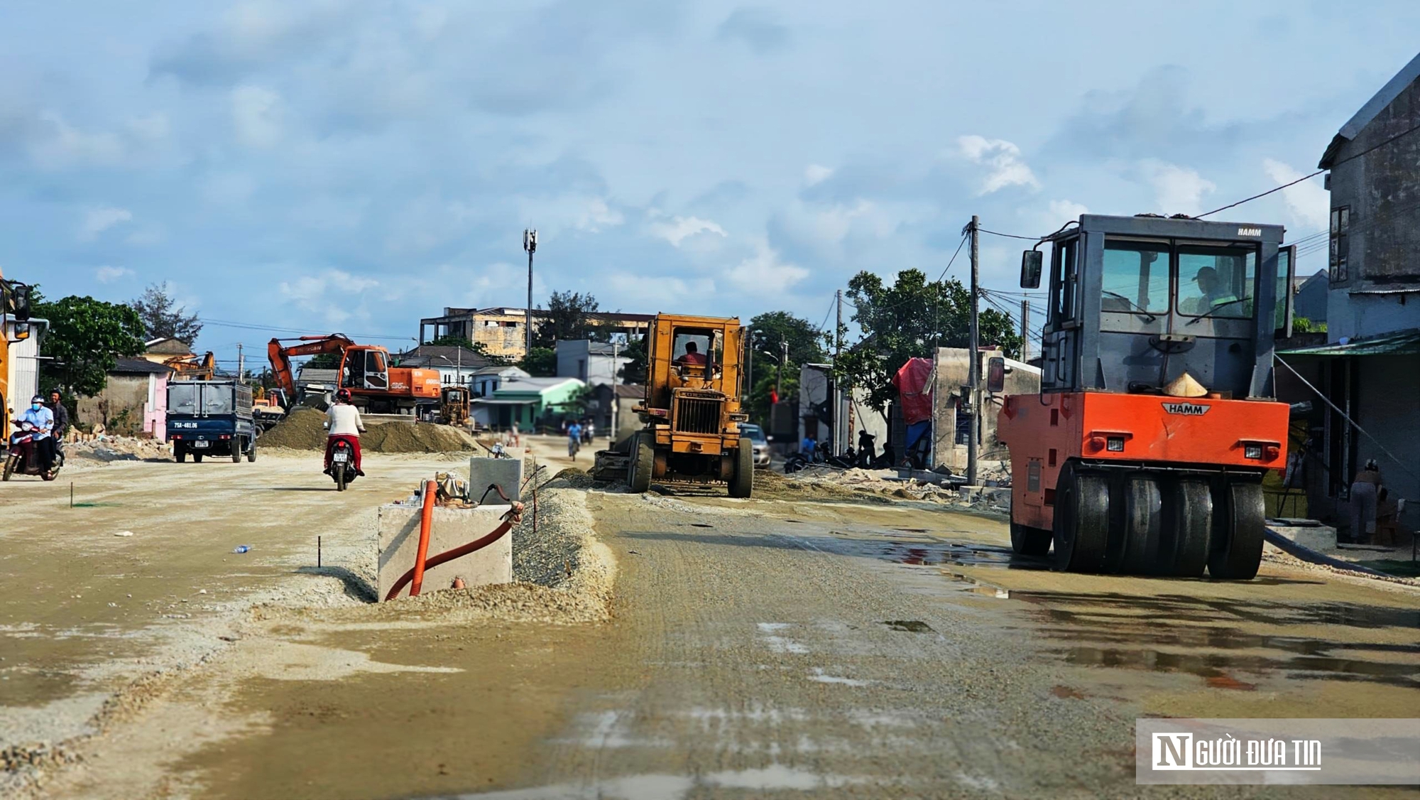 &ldquo;Chạy nước r&uacute;t&rdquo; ho&agrave;n thiện đường dẫn l&ecirc;n cầu vượt cửa biển lớn nhất miền Trung- Ảnh 3.