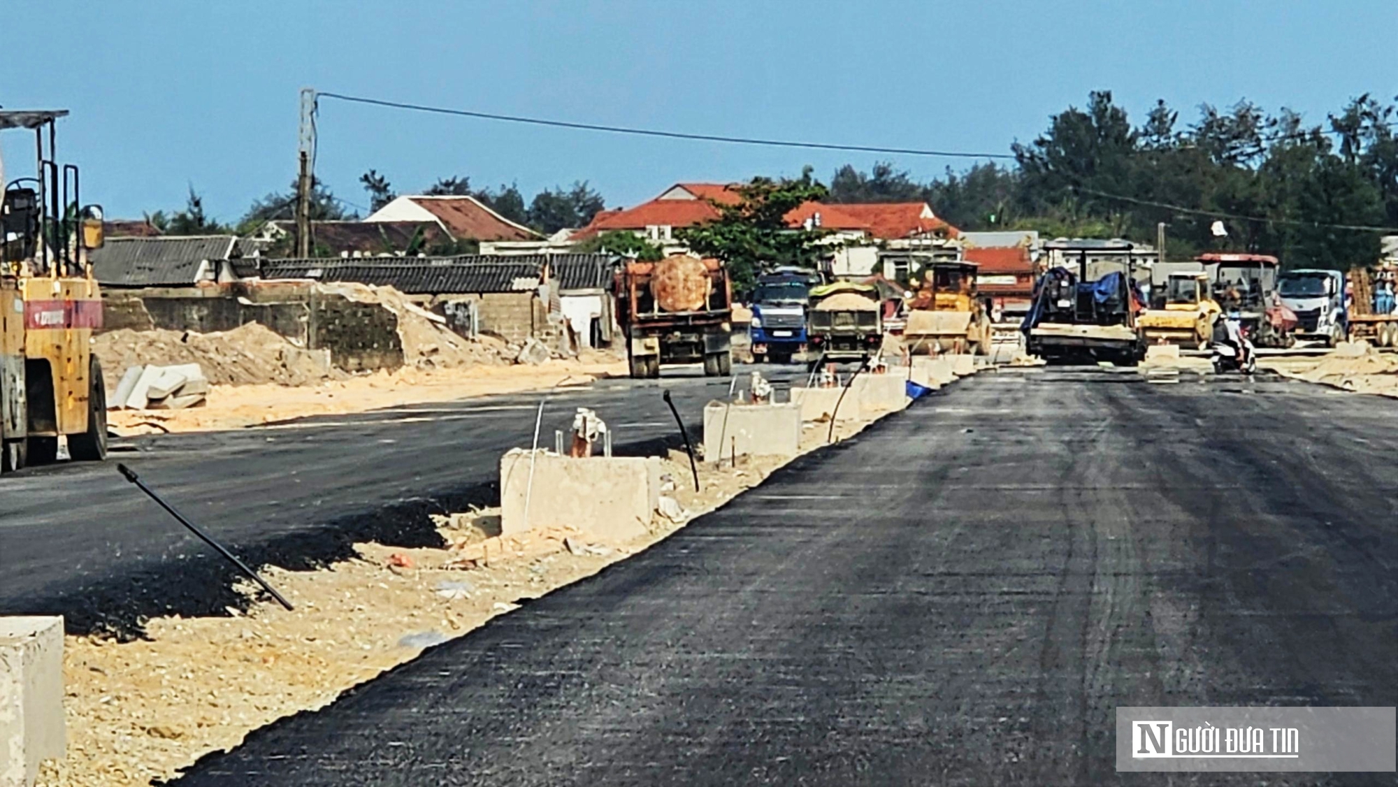 &ldquo;Chạy nước r&uacute;t&rdquo; ho&agrave;n thiện đường dẫn l&ecirc;n cầu vượt cửa biển lớn nhất miền Trung- Ảnh 4.