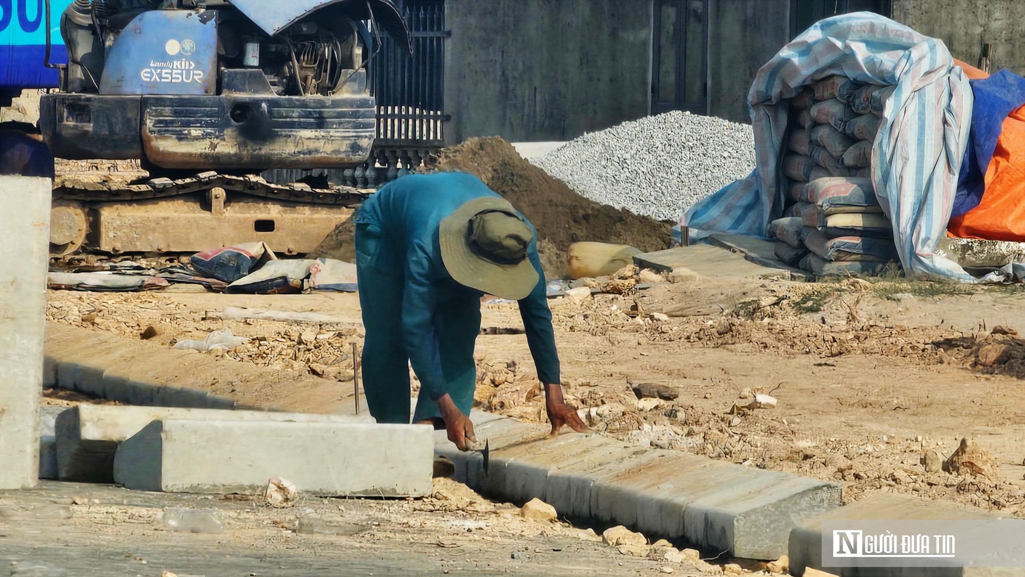 &ldquo;Chạy nước r&uacute;t&rdquo; ho&agrave;n thiện đường dẫn l&ecirc;n cầu vượt cửa biển lớn nhất miền Trung- Ảnh 5.