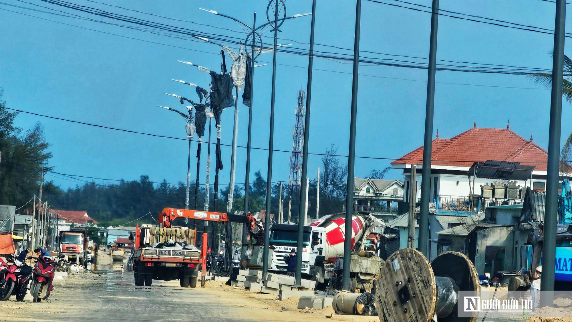 &ldquo;Chạy nước r&uacute;t&rdquo; ho&agrave;n thiện đường dẫn l&ecirc;n cầu vượt cửa biển lớn nhất miền Trung- Ảnh 7.