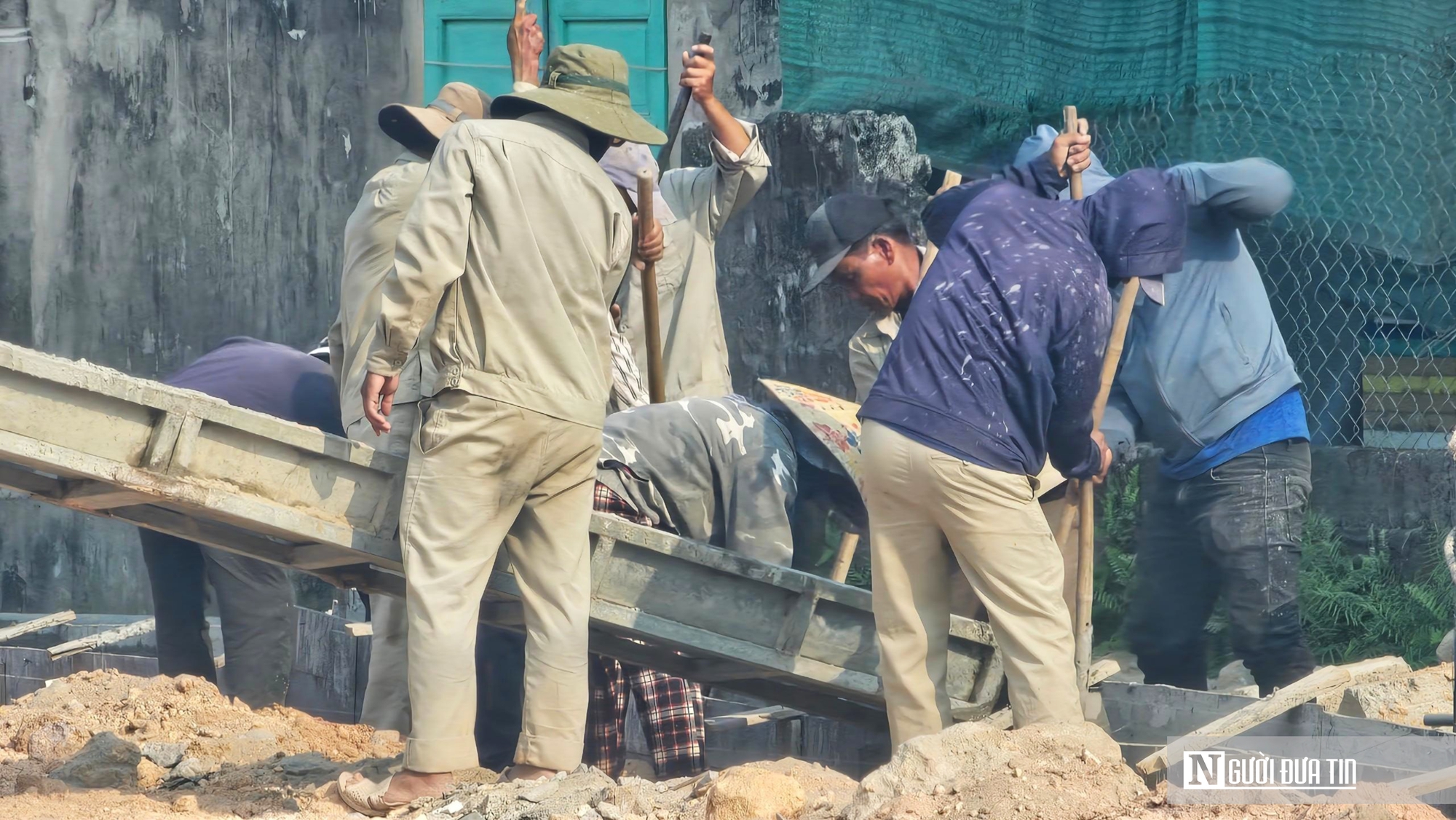 &ldquo;Chạy nước r&uacute;t&rdquo; ho&agrave;n thiện đường dẫn l&ecirc;n cầu vượt cửa biển lớn nhất miền Trung- Ảnh 8.